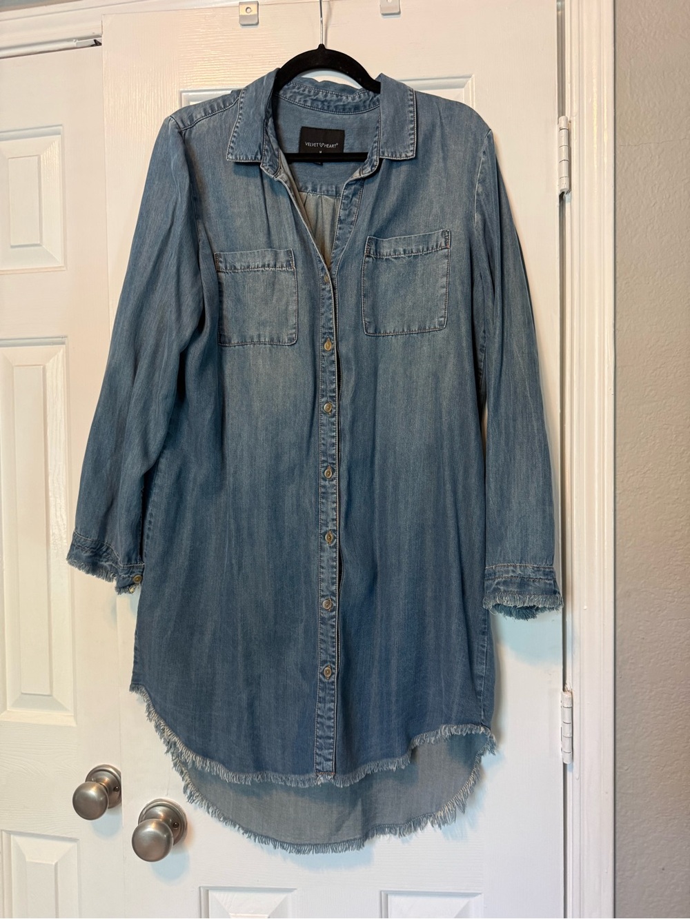 👗 Velvet Heart Denim Chambray Button Down Shirt Dress Medium Frayed Hem - Picture 2 of 6